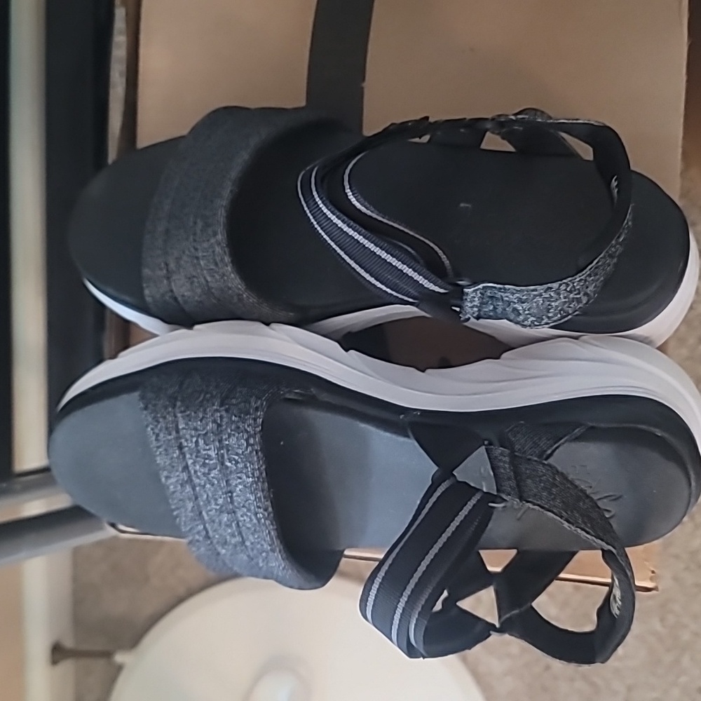 Sketchers memory foam sandals